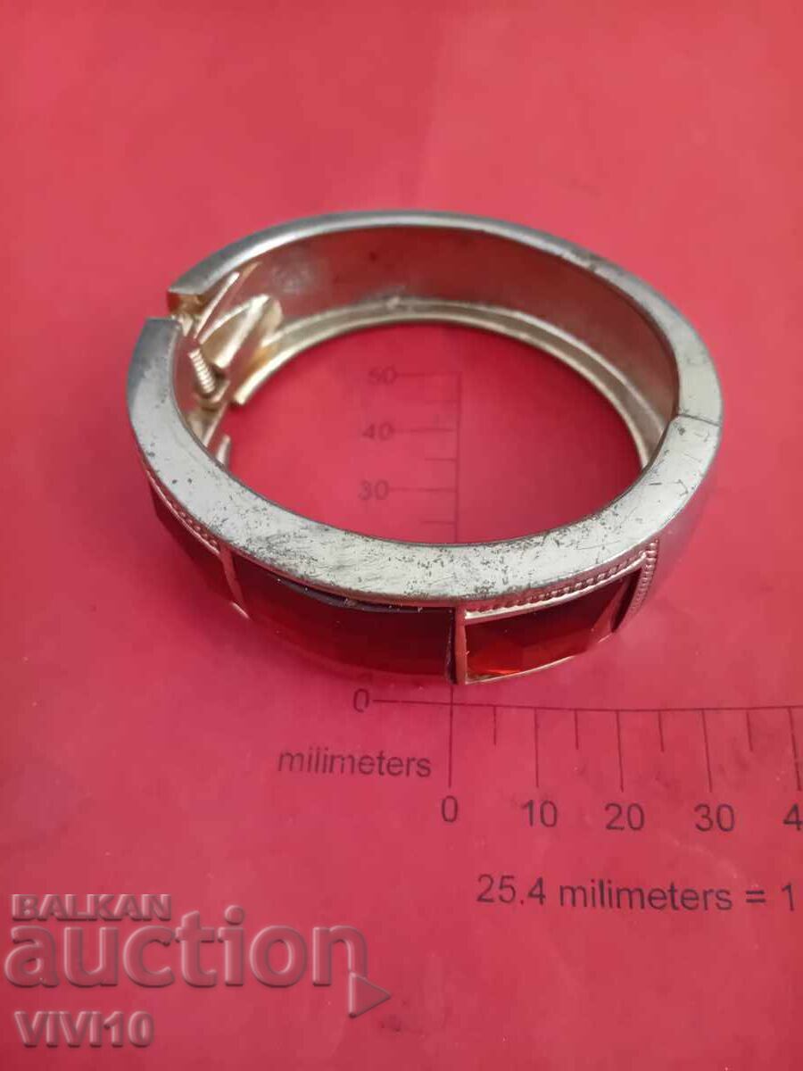 Αρχαίο βραχιόλι με πέτρες