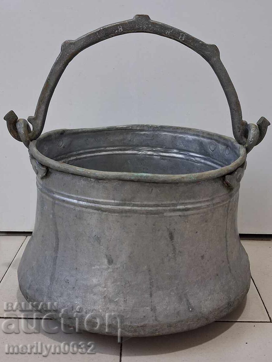 Χάλκινος λέβητας από κονσέρβες χαλκού Χάλκινος λέβητας από κονσέρβες χαλκού