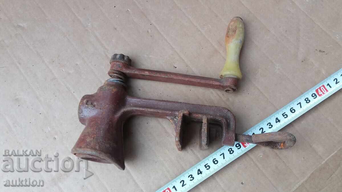 Delivery of OLD SMALL PEPPER GRINDER - SOLID CAST IRON