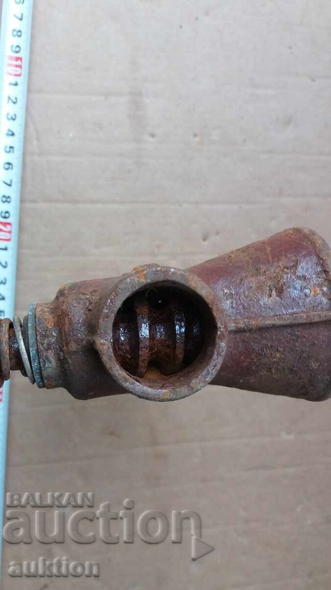 OLD SMALL PEPPER GRINDER - SOLID CAST IRON - 6