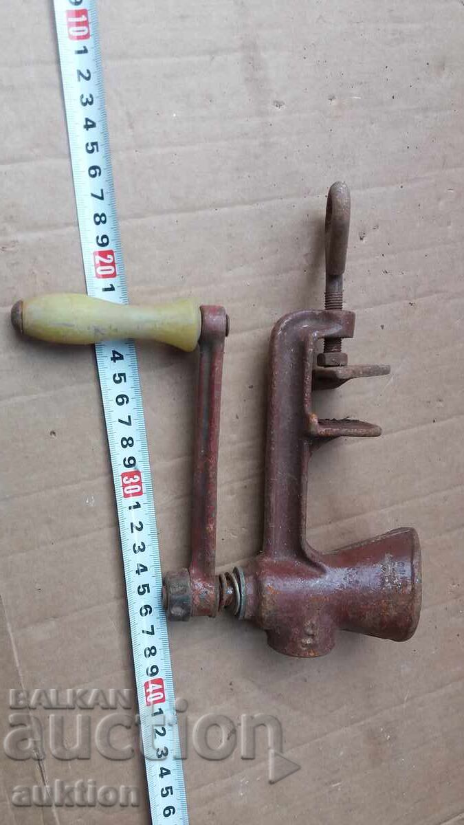 OLD SMALL PEPPER GRINDER - SOLID CAST IRON - 7