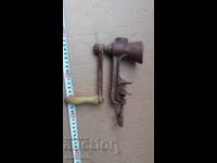 СТАРА МАЛКА МЕЛАЧКА ЗА ПИПЕР - МАСИВЕН ЧИГУН