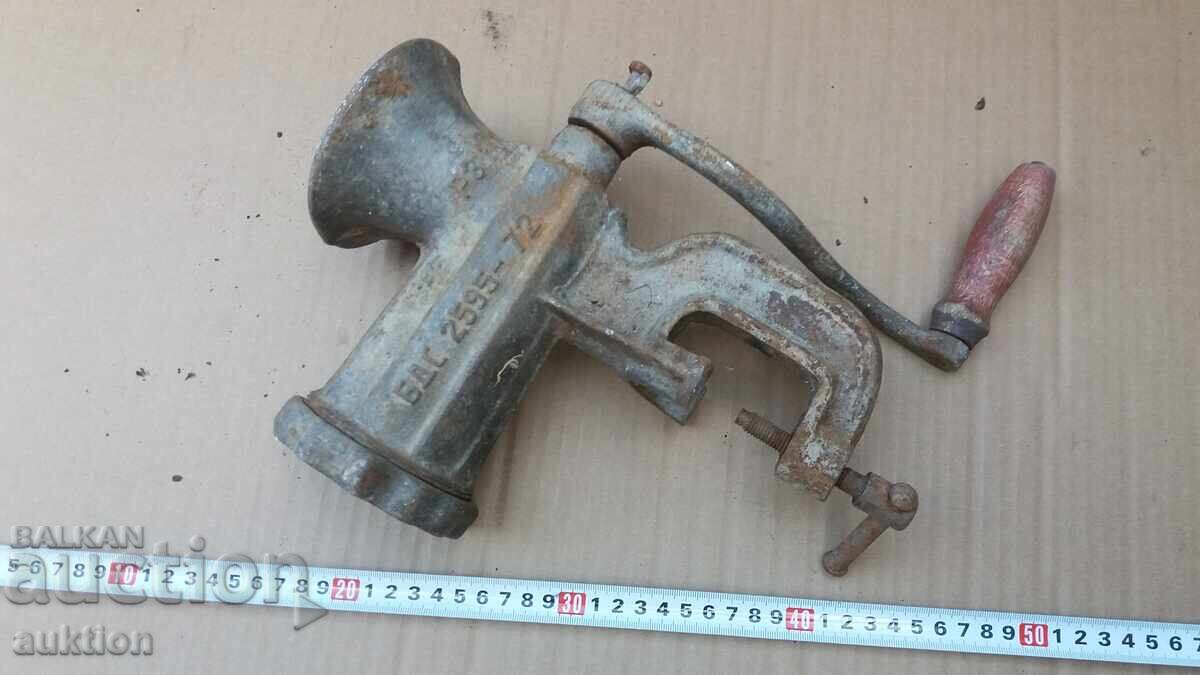 Auction  OLD HAND MEAT GRINDER - ROYAL ERA
