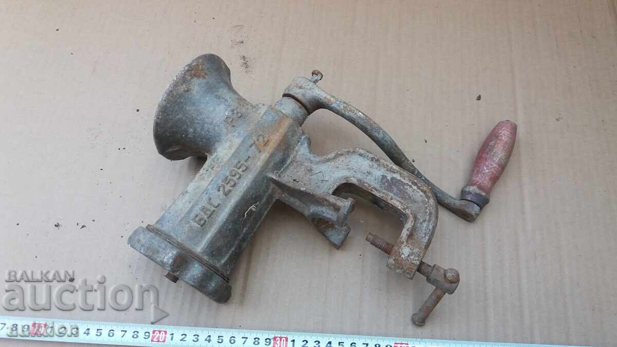 OLD HAND MEAT GRINDER - ROYAL ERA