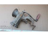 MAȘINĂ DE TOCAT CARNE MANUALĂ VECHE - PERIOADA REGALĂ