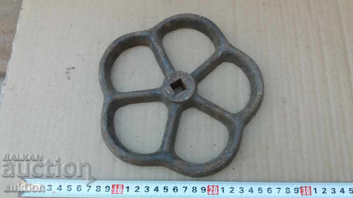 BICICLETĂ VECHE - MACARA - FONTĂ BICICLETĂ VECHE - MACARA - FONTĂ