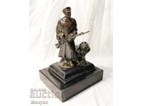 Малка пластика " На нож " на Иван Лазаров.