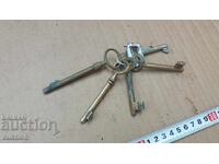 LOT DE TREI BUCĂȚI CHEI VECHI - RENAȘTERE