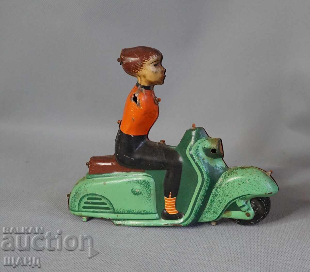 Веспа Стара Немска метална механична играчка модел мотор с цена 30.15 лв. | € 15.42