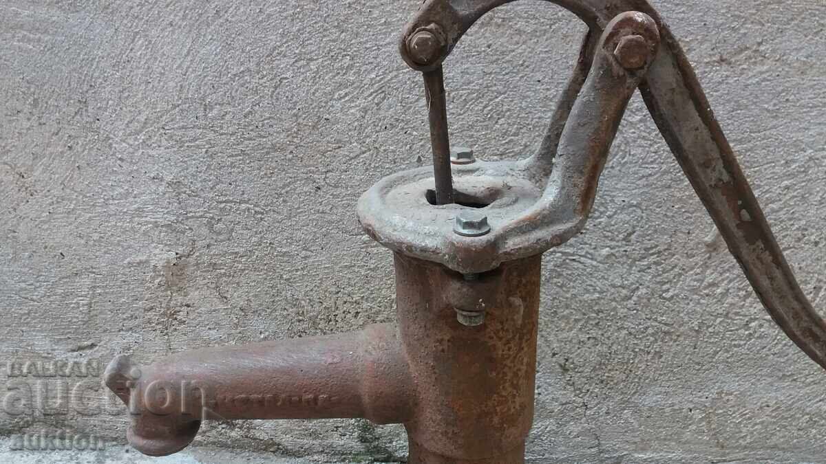 Licitație POMPĂ DE GRĂDINĂ MASIVĂ MANUALĂ - FONTĂ, SOC