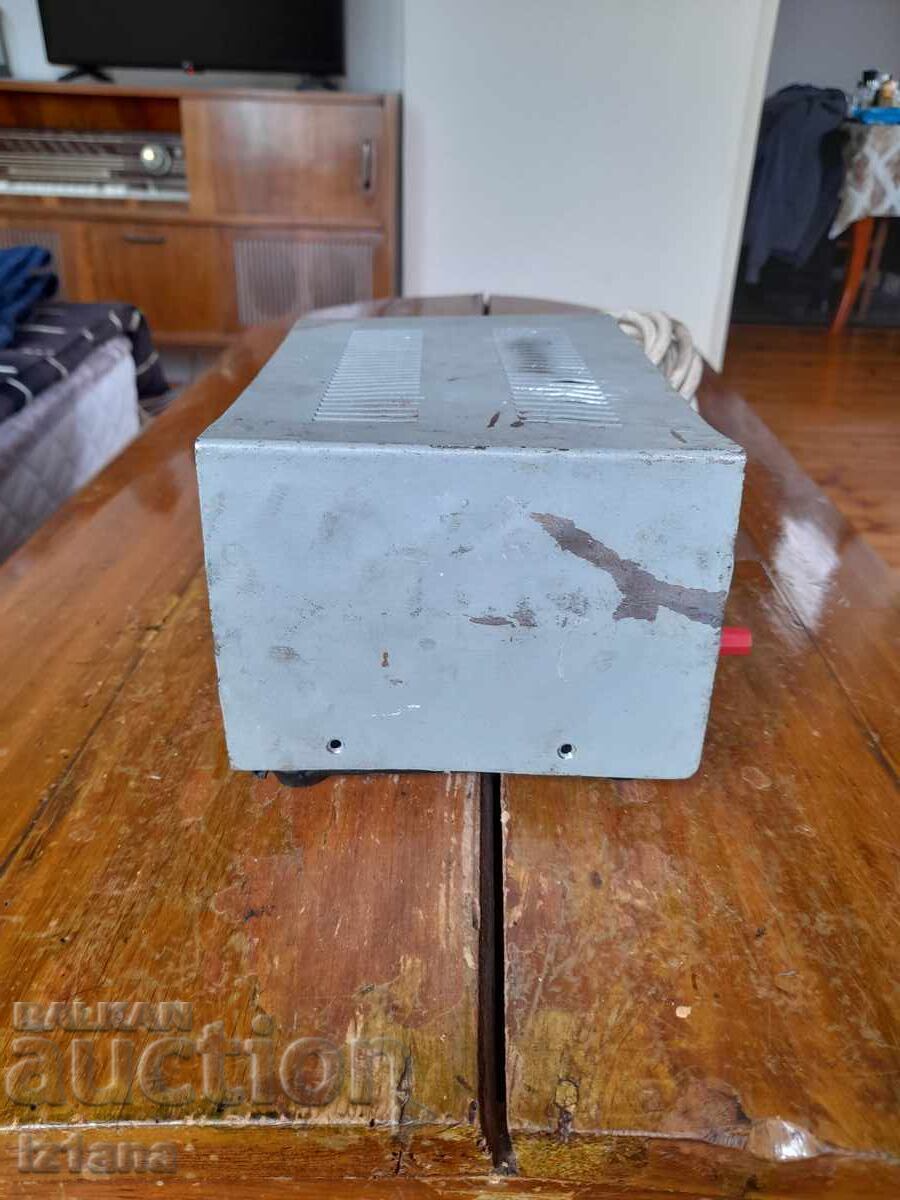 Încărcător de baterie vechi cu preț 27.00 BGN | € 13.80