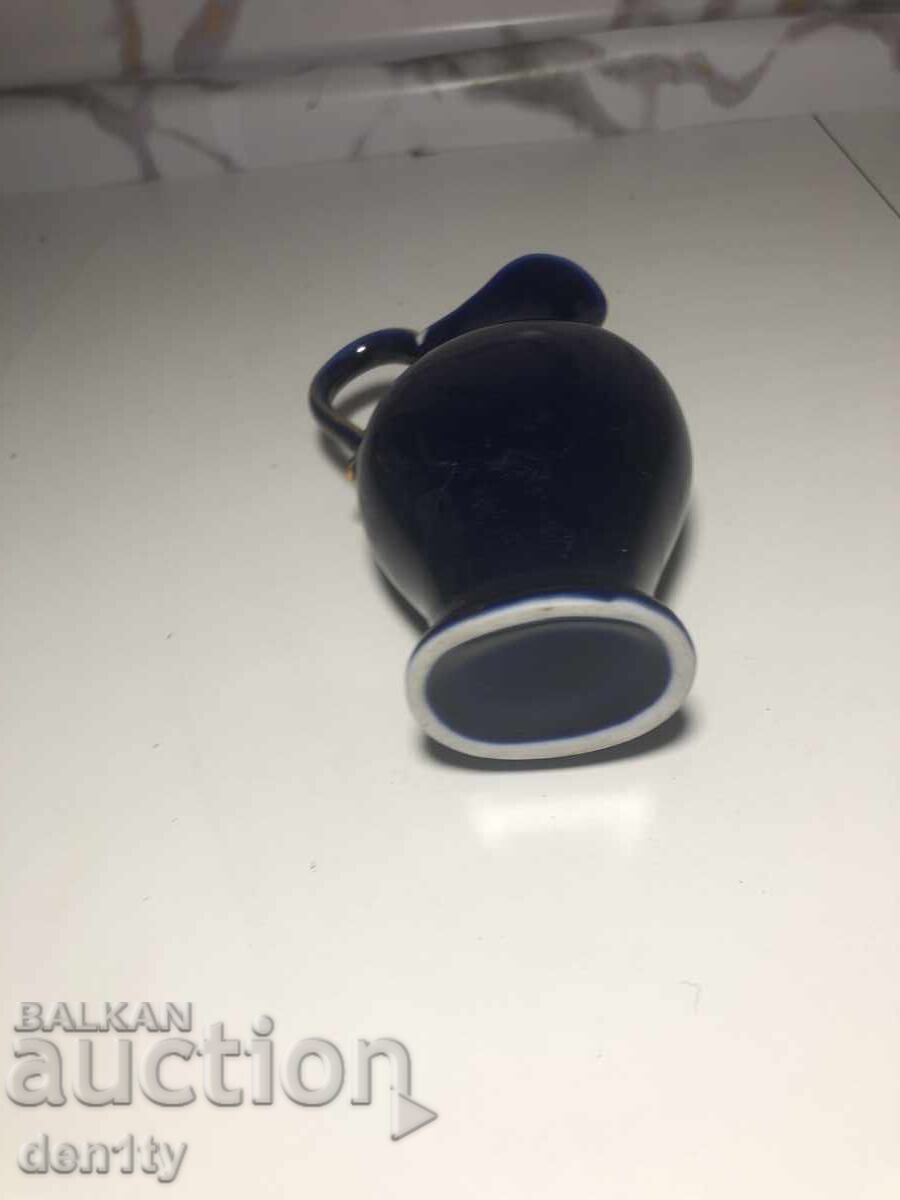 Доставка на кобалтово синя малка кана с камея