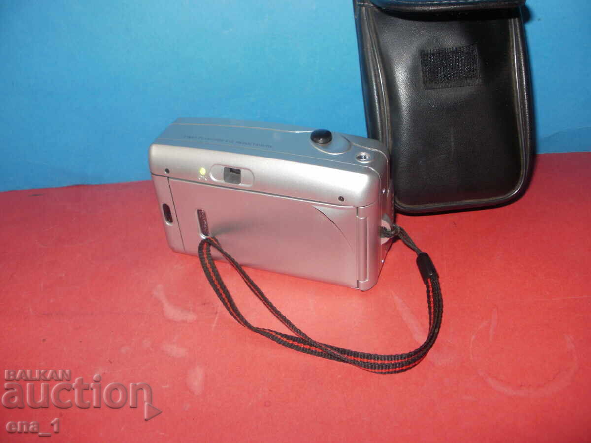 Preserved SKINA SK-445 film camera with built-in motor with price 9.99 BGN | € 5.11