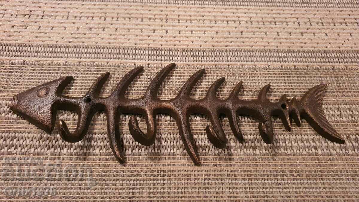 Umeraș impresionant din fontă – schelet de pește. cu preț 50.00 BGN | € 25.56