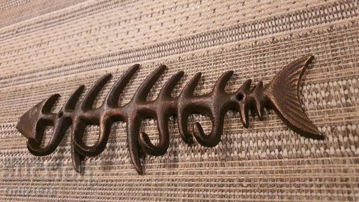 Licitație Umeraș impresionant din fontă – schelet de pește.