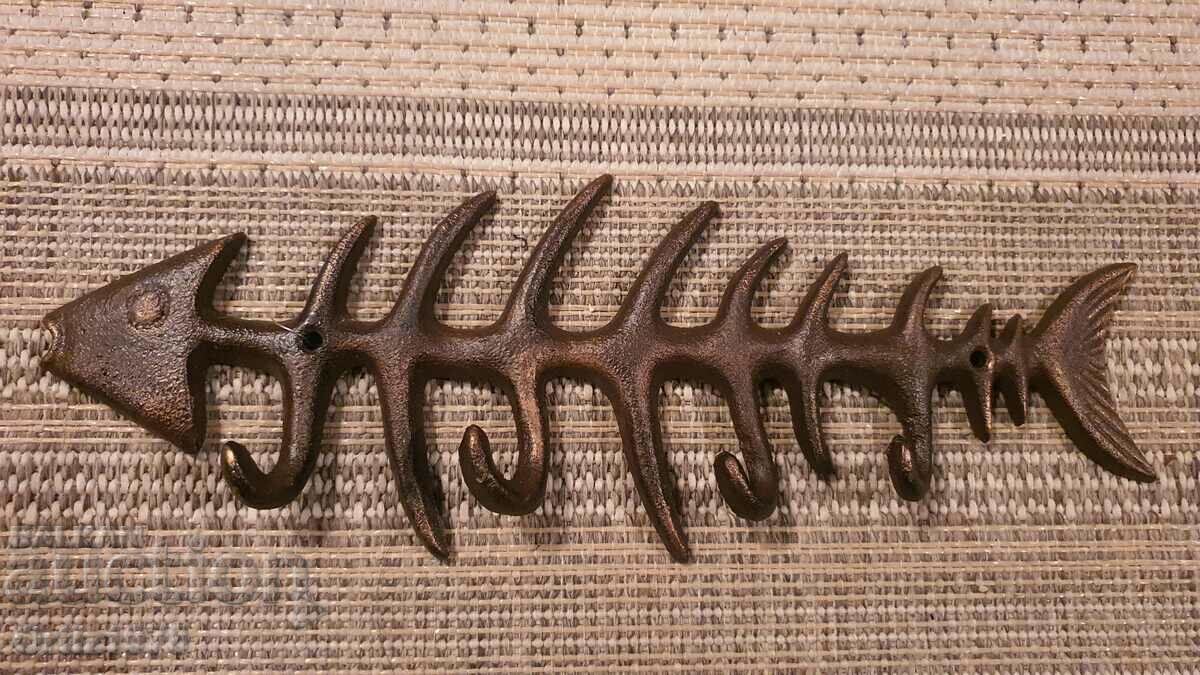 Umeraș impresionant din fontă – schelet de pește.