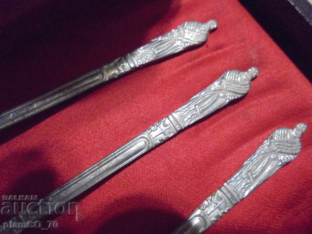 Аукцион №*8225 Комплект от 12 стари малки лъжички в оригинална кутия Аукцион №*8225 Комплект от 12 стари малки лъжички в оригинална кутия