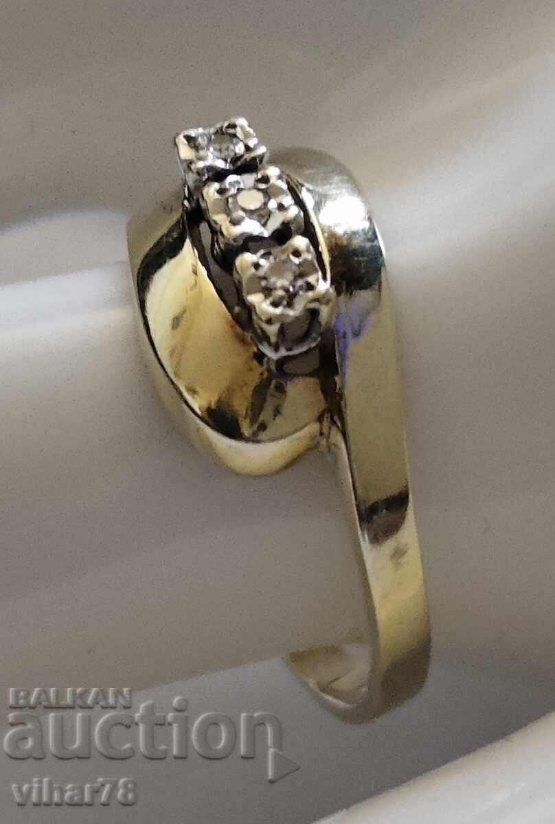 Livrarea INELE DE AUR DE 8 CARATE CU TREI DIAMANTE