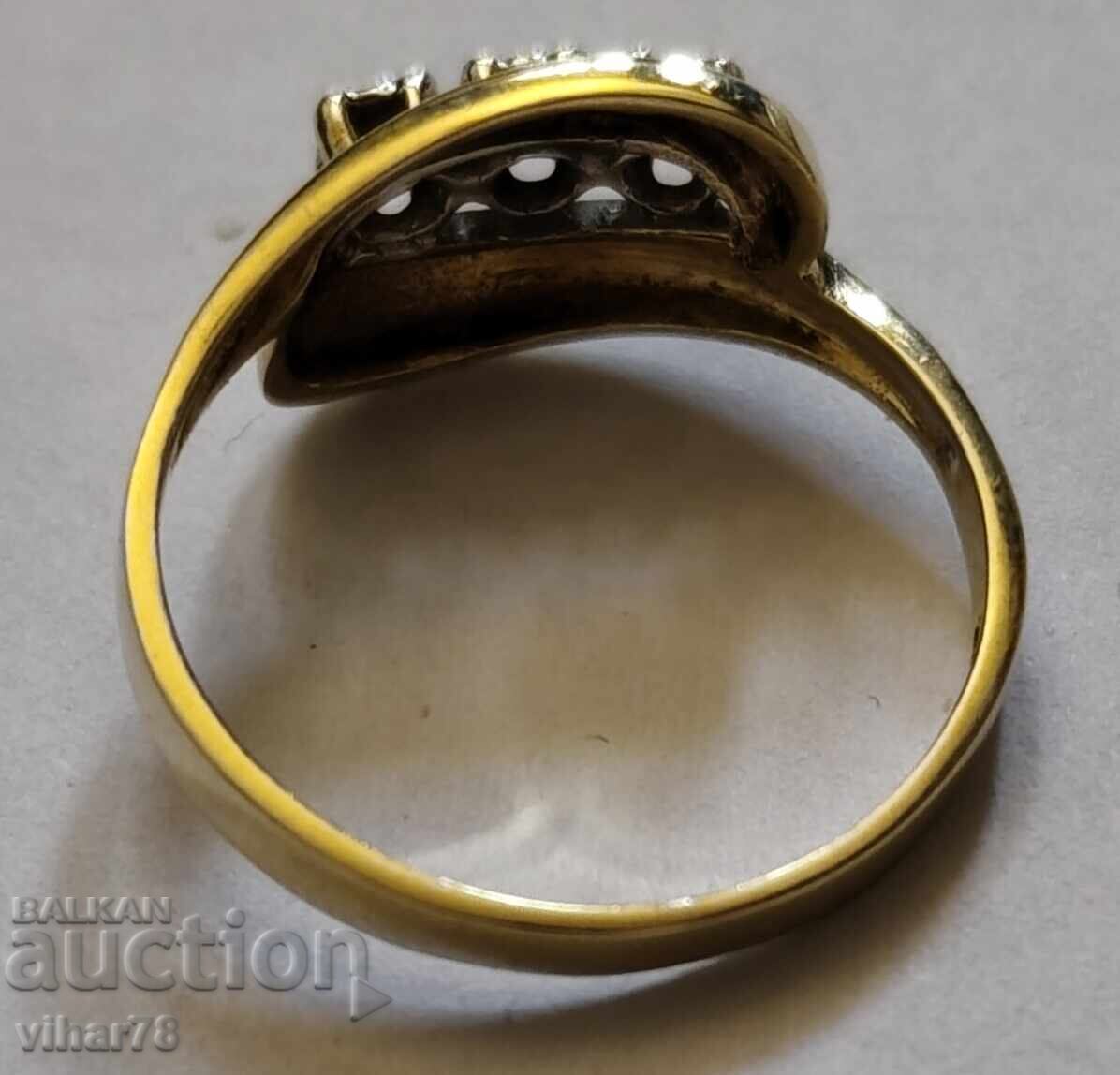 GOLD RING 8 KARAT WITH THREE DIAMONDS - 6