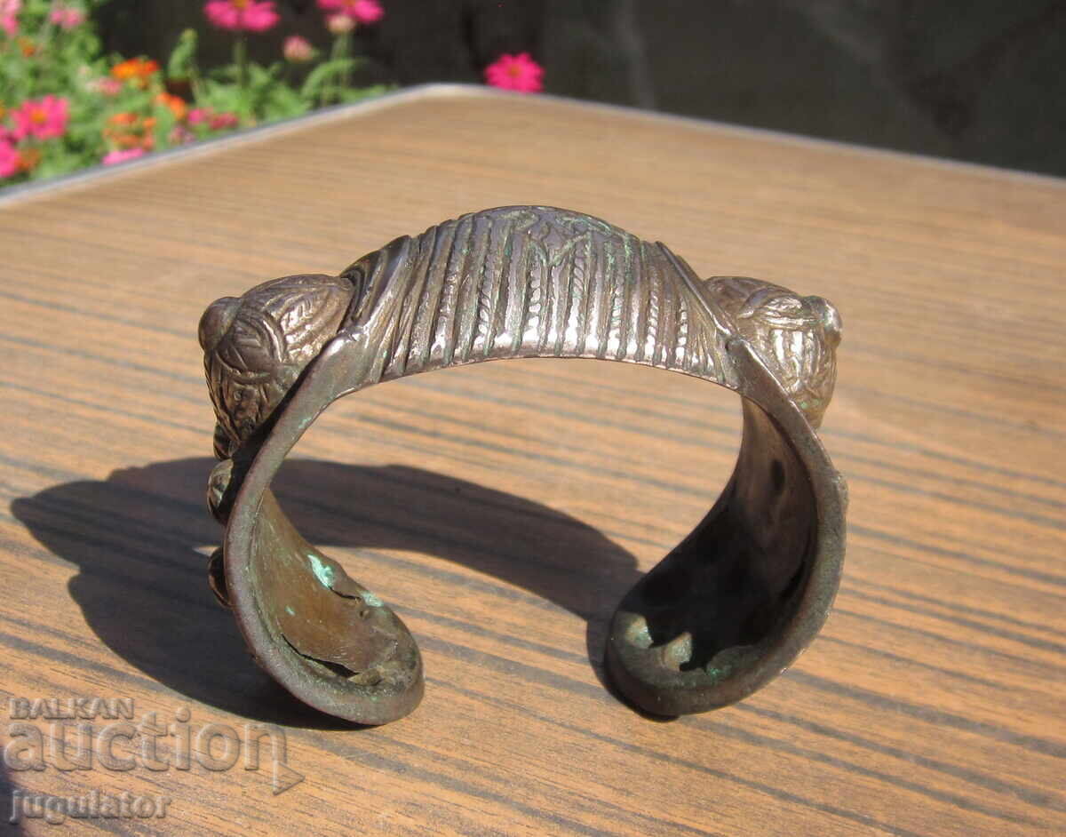 Българска Възрожденска сребърна гривна рогатка с кръст с цена 90.00 лв. | € 46.02 Българска Възрожденска сребърна гривна рогатка с кръст с цена 90.00 лв. | € 46.02