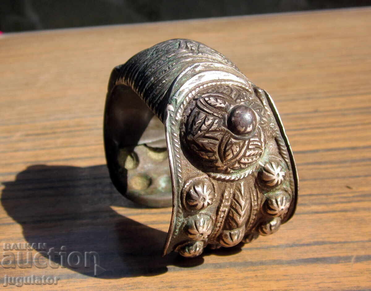 Доставка на Българска Възрожденска сребърна гривна рогатка с кръст Доставка на Българска Възрожденска сребърна гривна рогатка с кръст