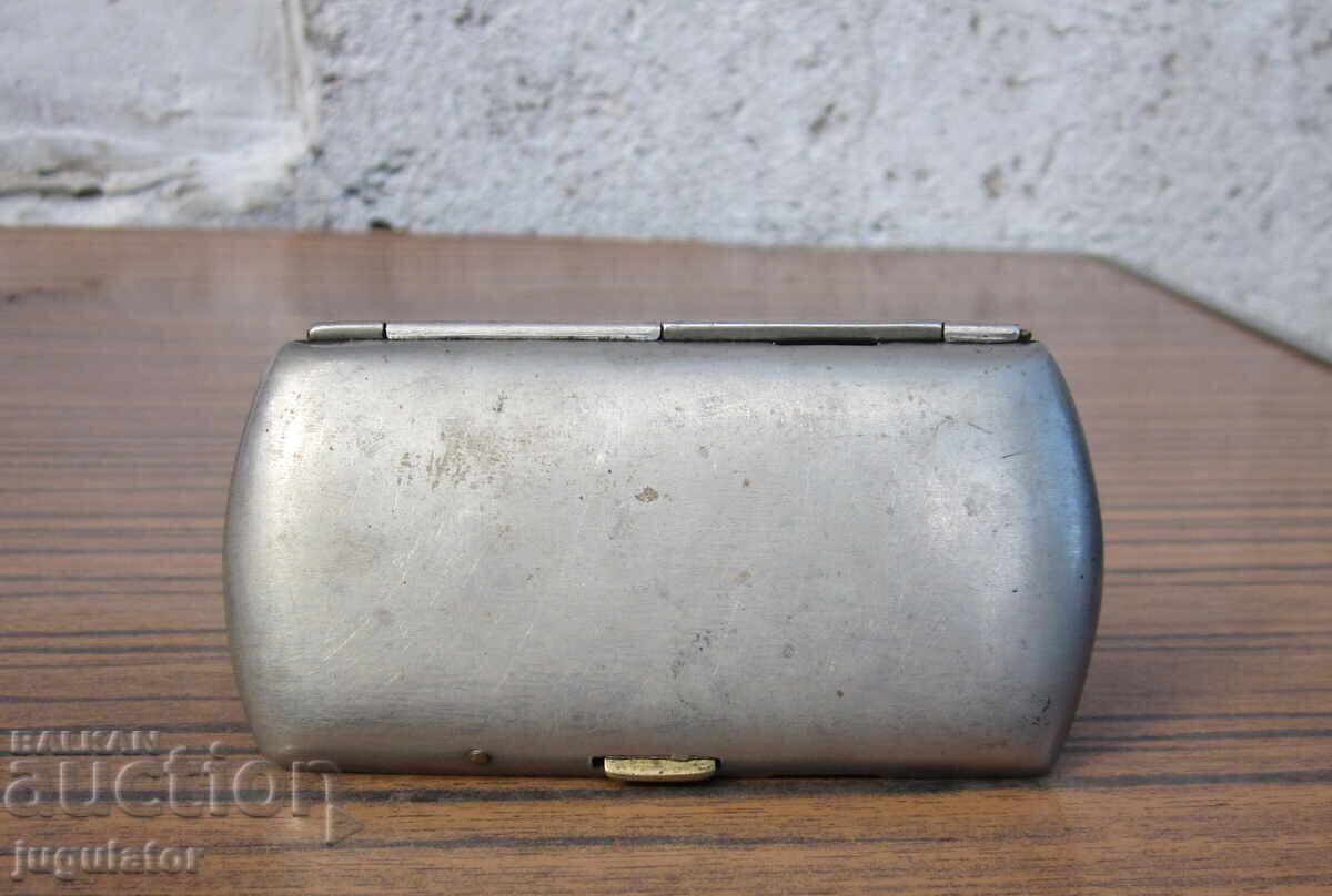 старинна Германска табакера за цигари alpacca от 1920'те год с цена 60.00 лв. | € 30.68 старинна Германска табакера за цигари alpacca от 1920'те год с цена 60.00 лв. | € 30.68