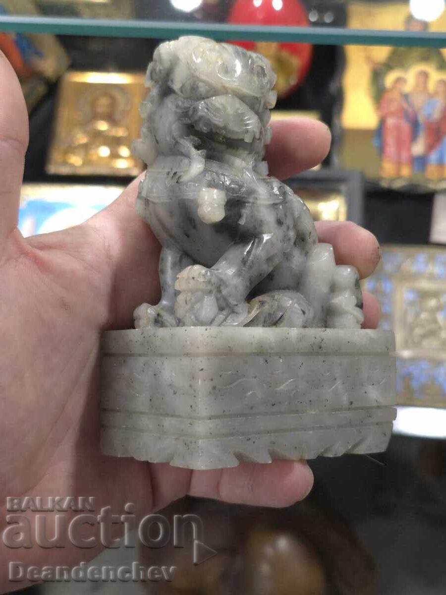 ΑΝΤΙΚΑ ΚΙΝΕΖΙΚΗ ΣΚΑΛΙΣΤΗ ΦΙΓΟΥΡΑ ΣΚΥΛΟΥ ΦΥΛΑΚΑ ΑΠΟ ΣΑΠΟΥΝΟΛΙΘΟ με τιμή 70.00 BGN | € 35.79