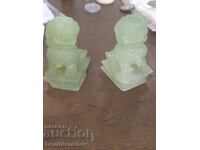 Чифт нефритени склуптори на кучето Фу.