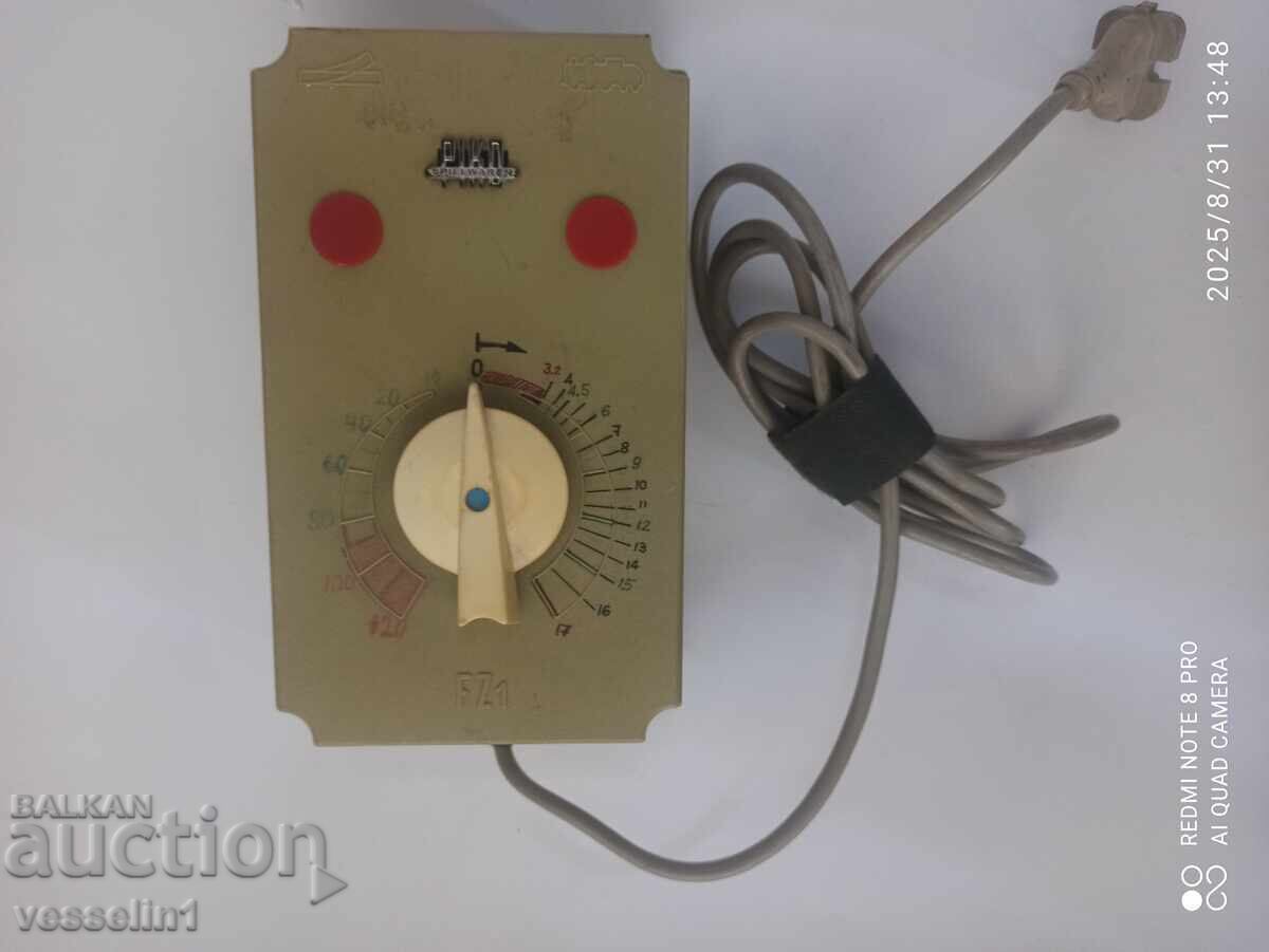 Παλιό χειριστήριο παιχνιδιού για τρένο Piko, μετασχηματιστής λειτουργεί Παλιό χειριστήριο παιχνιδιού για τρένο Piko, μετασχηματιστής λειτουργεί