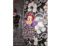 Păpușă clovn pe leagăn