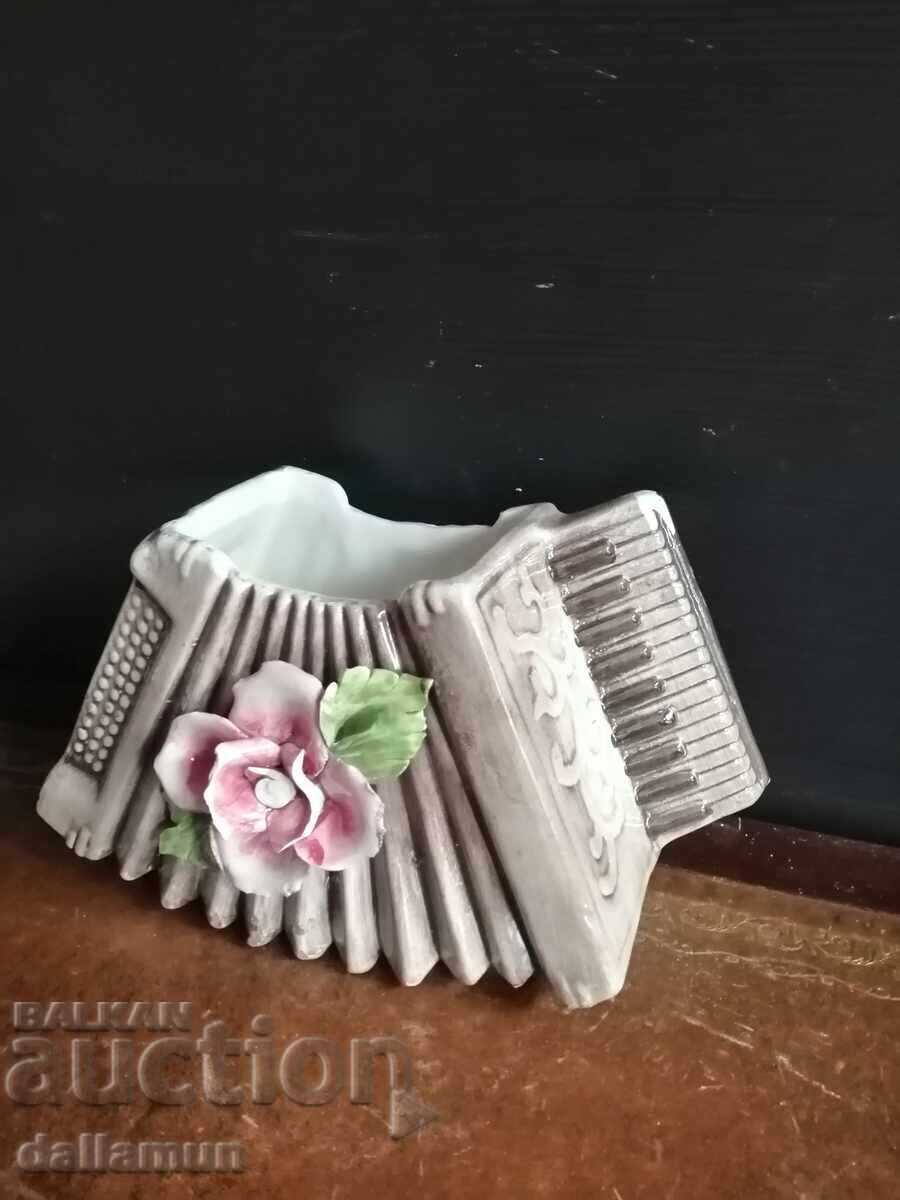 стара керамична ваза с цена 10.00 лв. | € 5.11