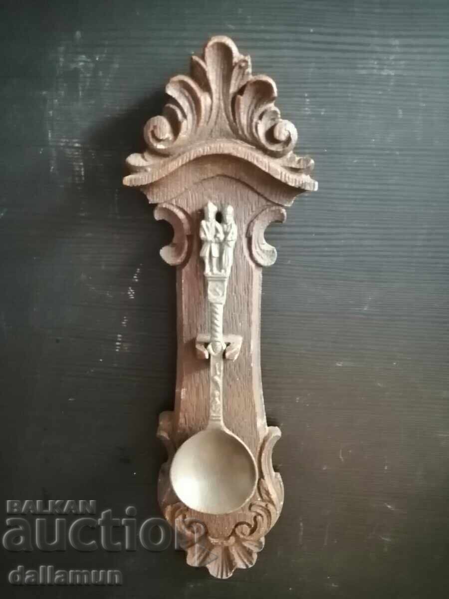 Παλιό σουβενίρ κουτάλι σε ξύλινο κρεμαστό τοίχου