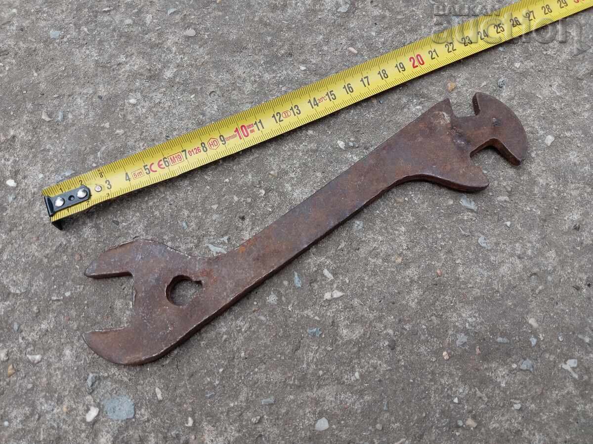 cheie primitivă antică secolul al XIX-lea cu preț 21.00 BGN | € 10.74