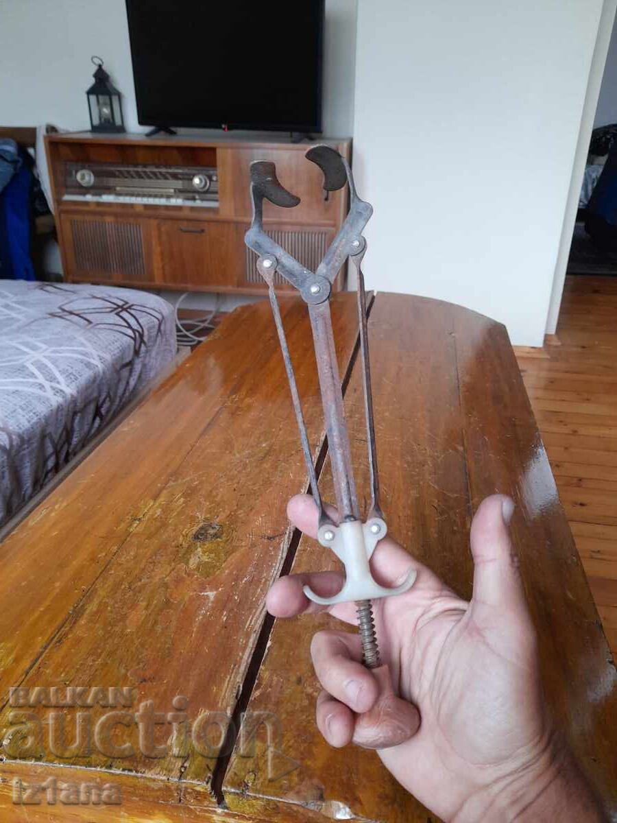 Auction  Old tongs, a device for removing jars