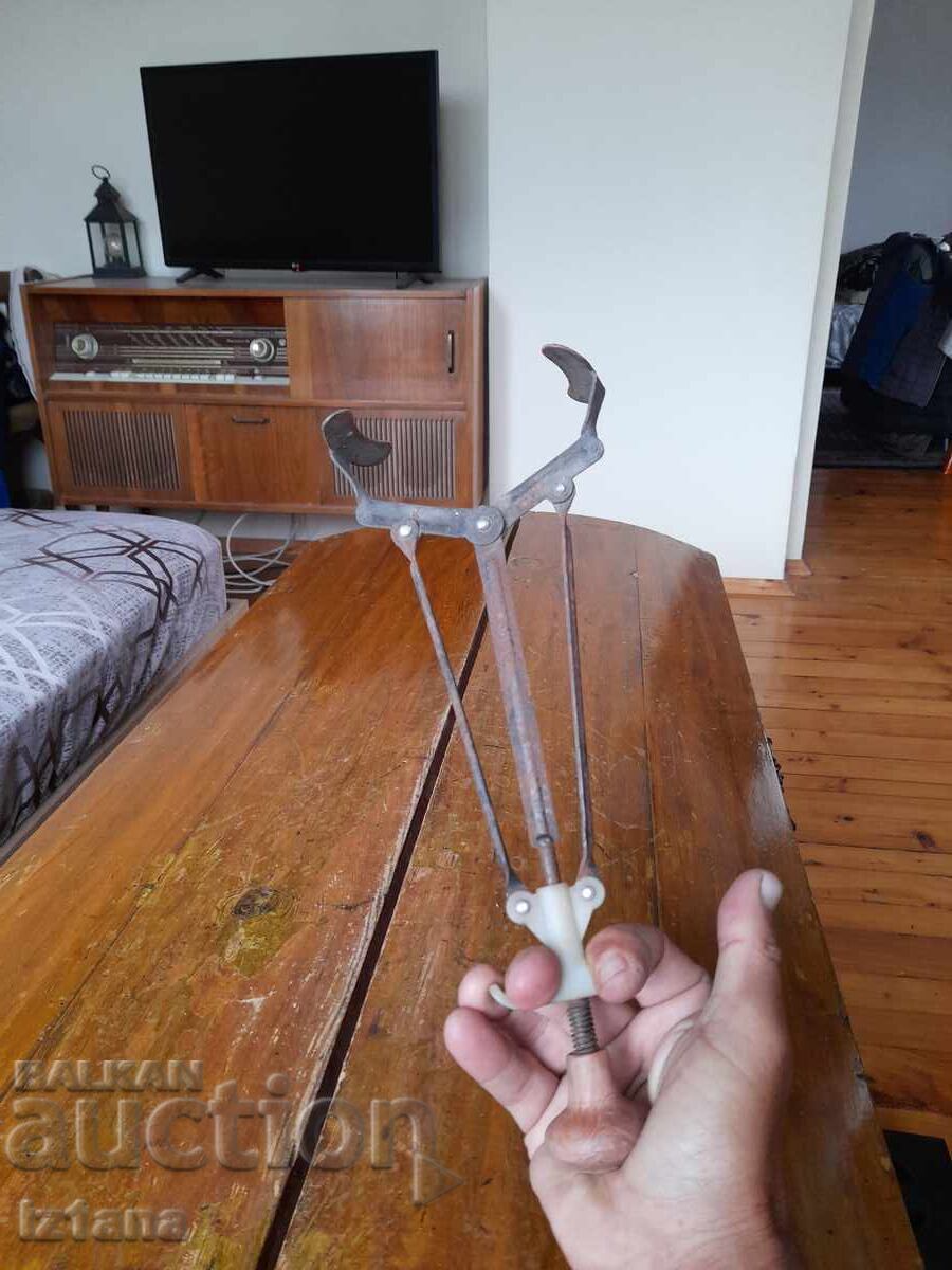 Delivery of Old tongs, a device for removing jars