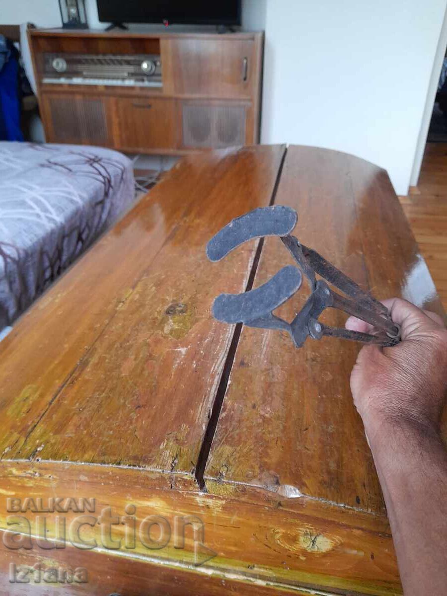 Old tongs, a device for removing jars - 5