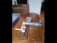 Mașină de tocat roșii veche, moara