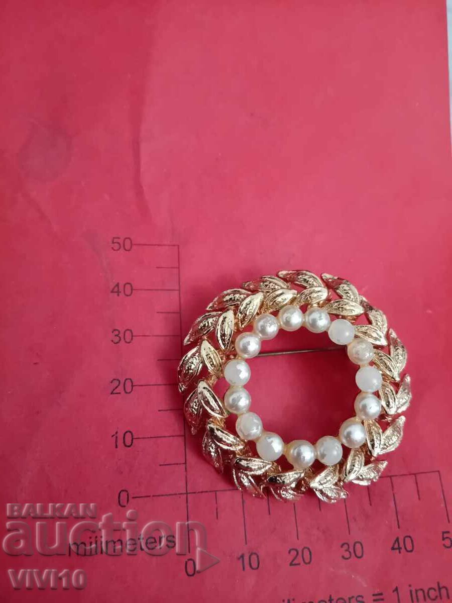 Antique brooch with pearls