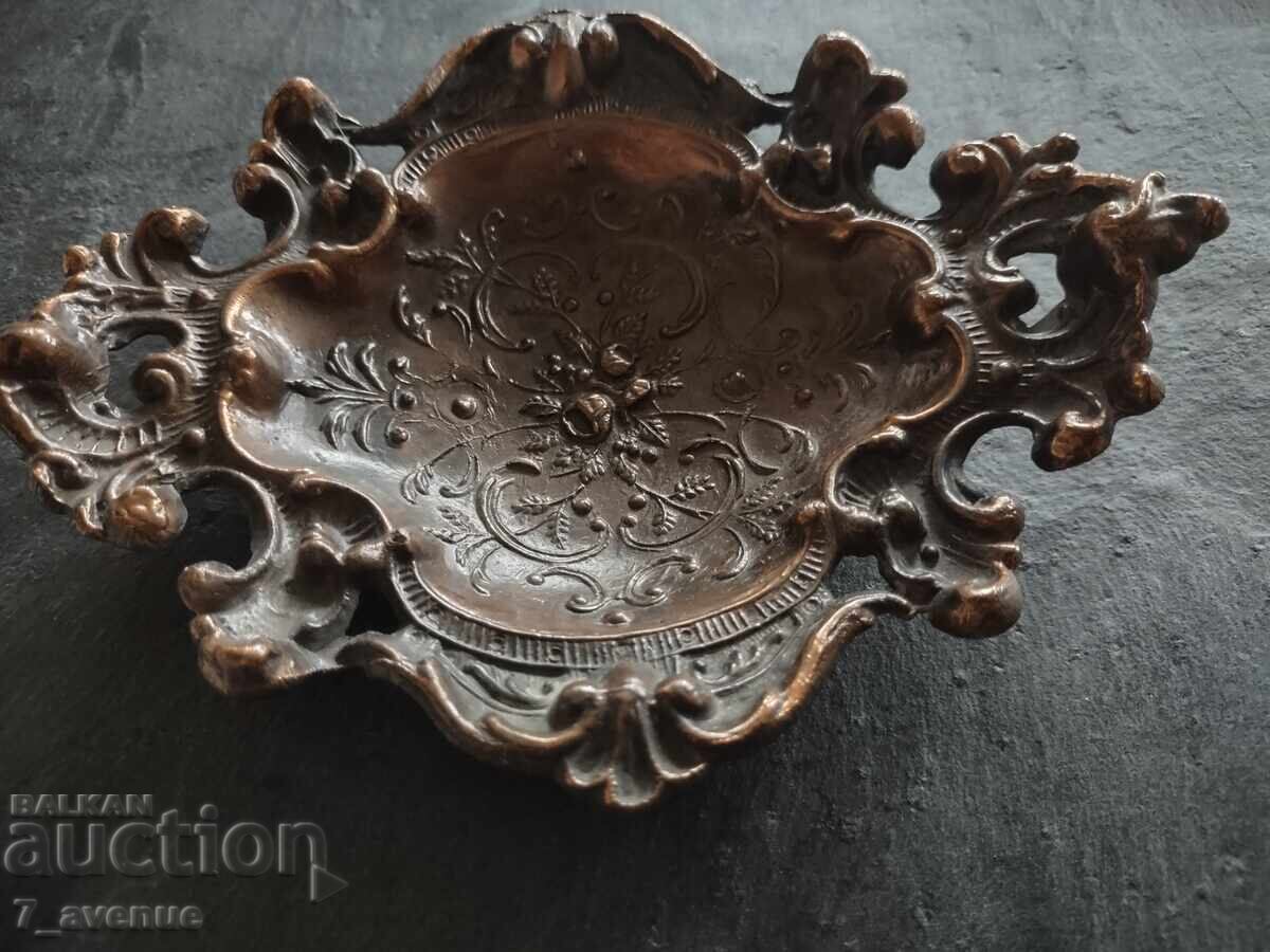 Recipient metalic frumos, are marcaj 9.12.2025 cu preț € 50.62 | 99.00 BGN Recipient metalic frumos, are marcaj 9.12.2025 cu preț € 50.62 | 99.00 BGN