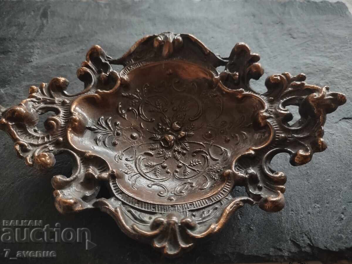 Licitație Recipient metalic frumos, are marcaj 9.12.2025 Licitație Recipient metalic frumos, are marcaj 9.12.2025