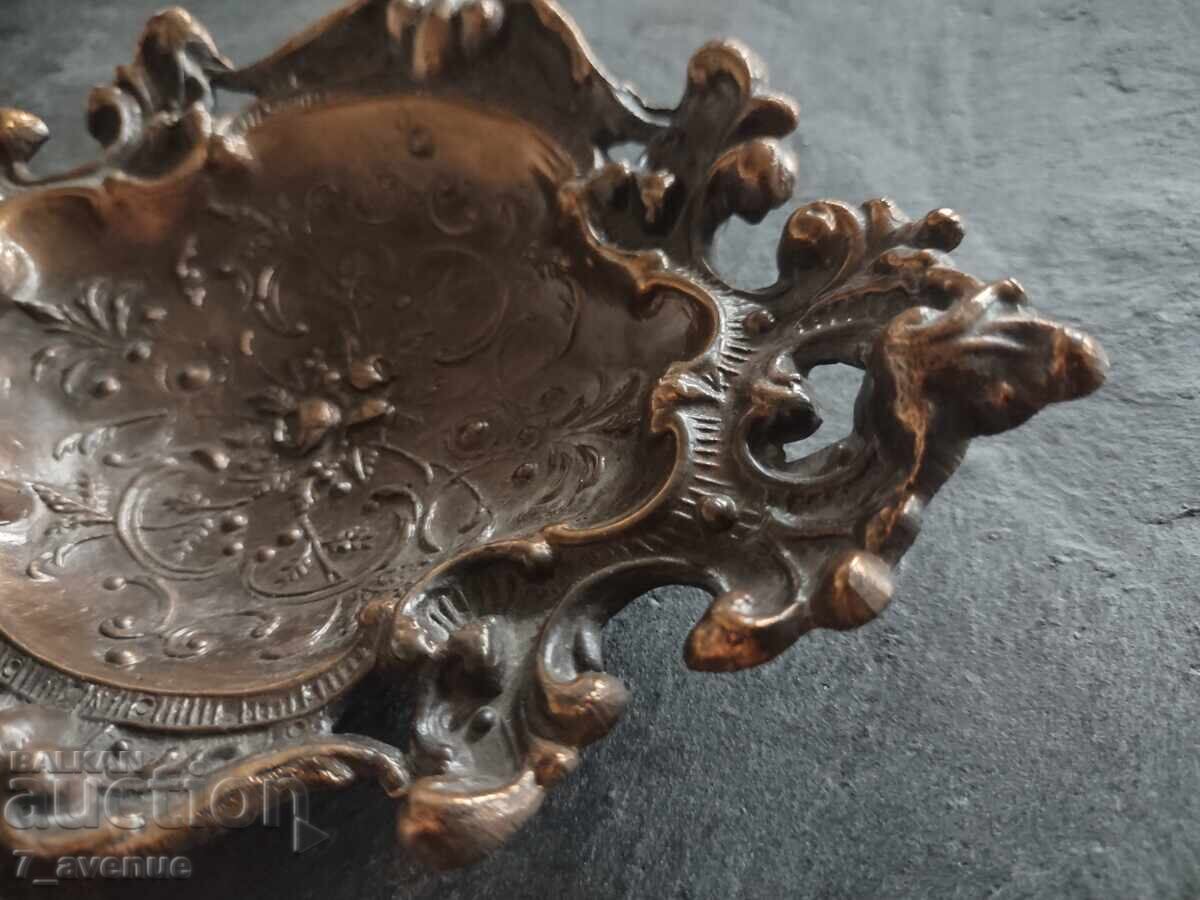 Recipient metalic frumos, are marcaj 9.12.2025 - 5 Recipient metalic frumos, are marcaj 9.12.2025 - 5