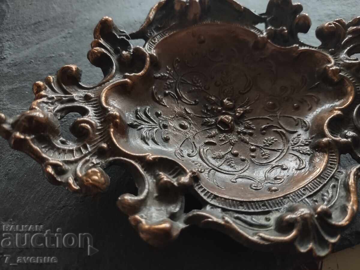 Recipient metalic frumos, are marcaj 9.12.2025 - 6 Recipient metalic frumos, are marcaj 9.12.2025 - 6