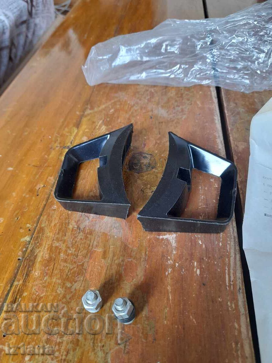 Auction  Old handles, pot grips