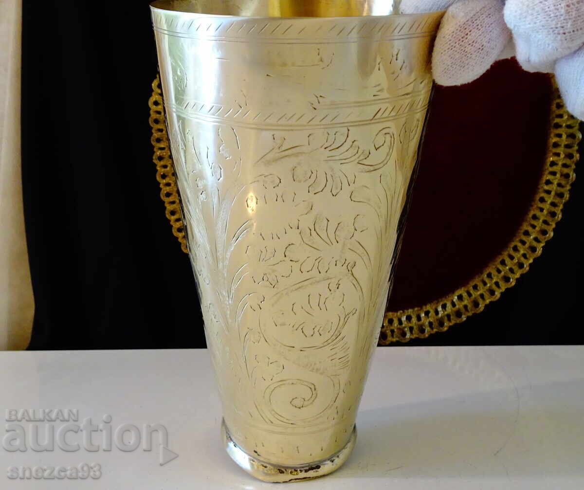 Cană veche de bronz pentru lapte bătut, halbă 1 l cu preț 110.00 BGN | € 56.24