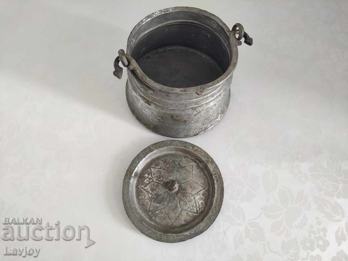 Стар меден съд малко менче с капак с цена 130.00 лв. | € 66.47 Стар меден съд малко менче с капак с цена 130.00 лв. | € 66.47