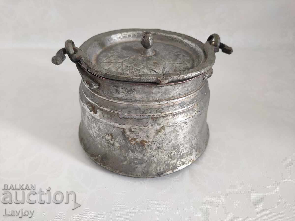 Аукцион Стар меден съд малко менче с капак Аукцион Стар меден съд малко менче с капак