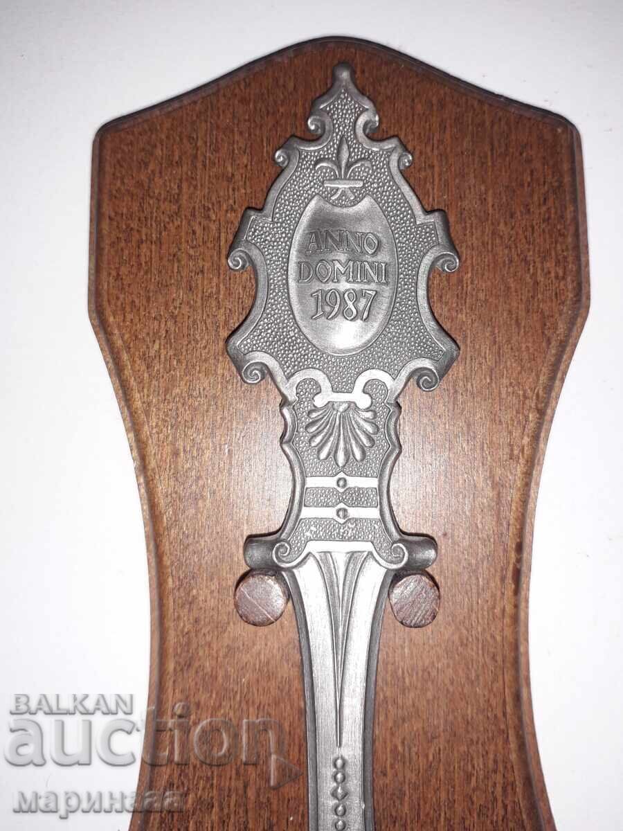 Livrarea SUVENIR. ZINC, LEMN