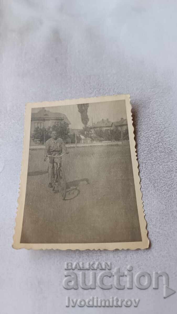 Φωτογραφία Σόφια, Νέος άνδρας με ρετρό ποδήλατο