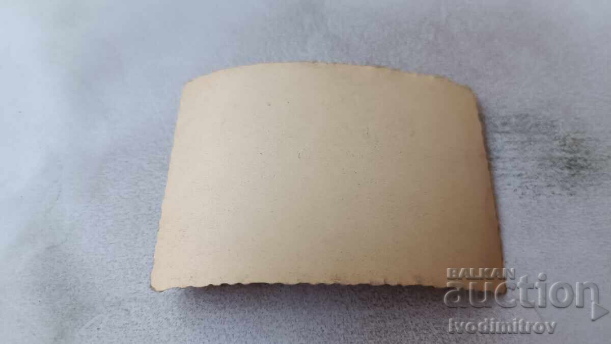 Снимка Младеж и две девойки с ретро велосипеди с цена 2.15 лв. | € 1.10