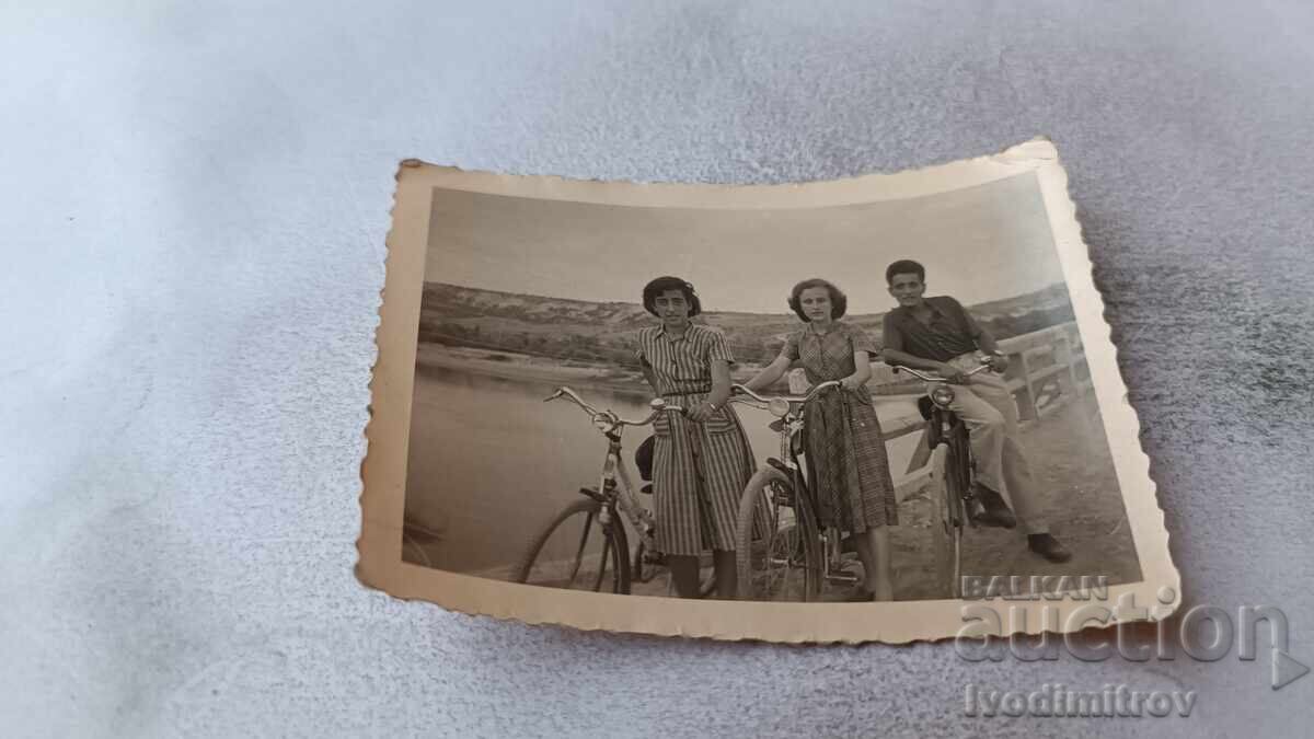 Снимка Младеж и две девойки с ретро велосипеди